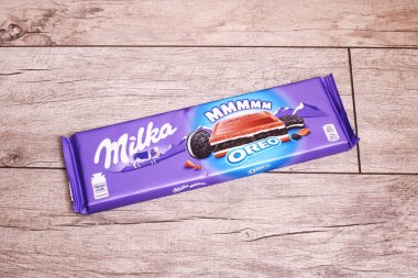 BELARUS, NOVOPOLOTSK - 20 EKİM, 2021: Büyük Milka çikolatası ahşap bir masada