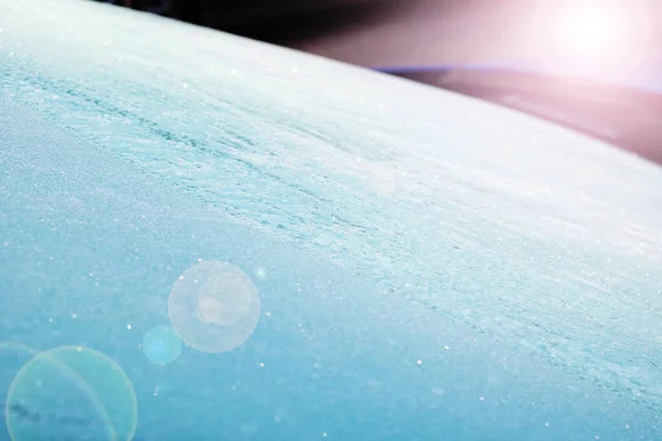 汽车蓝色表面上的冰绽放 — 图库照片