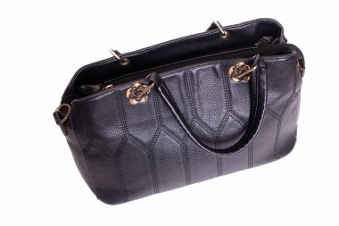 Siyah kadın çantası beyaz arka planda izole edilmiş. Yakın plan.