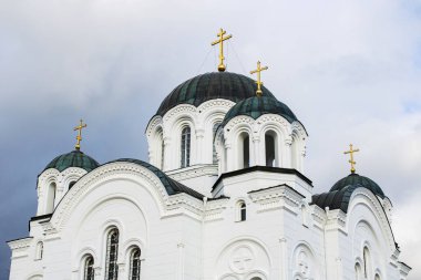 BELARUS, POLOTSK - 23 Ekim 2021: Mavi gökyüzü arka planında Spaso-Euphrosyne manastırı