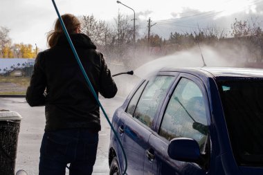 Araba yıkamada araba yıkayan bir adam. Yaklaş.