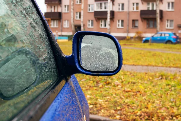 Regndroppar Sidan Spegeln Blå Bil Närbild — Stockfoto