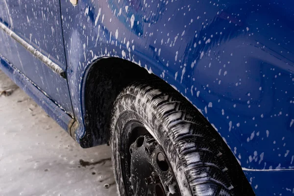 Blå Bil Skum Vid Biltvätt Nära Håll — Stockfoto
