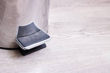 Metal atık kutusu açmak için pedal