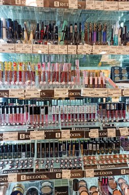 BELARUS, NOVOPOLOTSK - 02 Kasım 2021: Kozmetikler mağaza raflarında kapanıyor