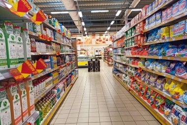 BELARUS, NOVOPOLOTSK - 02 Kasım 2021: Bir mağazada çamaşır paraşütü ile raflar