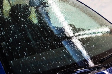 Araba yıkamada köpüklü mavi araba.
