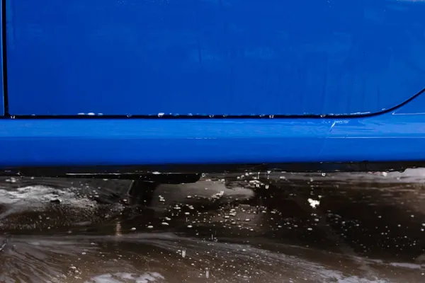 Σταγόνες Νερού Από Την Πόρτα Του Μπλε Αυτοκινήτου Κοντά — Φωτογραφία Αρχείου