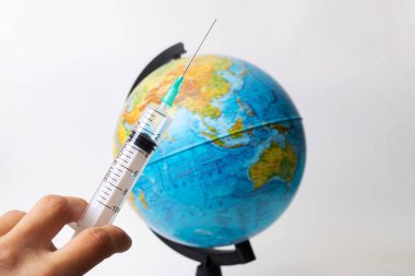 Dünya 'nın arka planında elinde şırınga