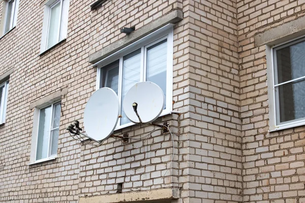 Zwei Satelliten Antennen Der Hauswand Nahaufnahme — Stockfoto