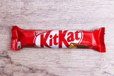Beyaz Rusya, Novopolotsk - 10 Kasım 2021: Ahşap zemin üzerine Bar Kit Kat