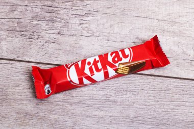 Beyaz Rusya, Novopolotsk - 10 Kasım 2021: Ahşap zemin üzerine Bar Kit Kat