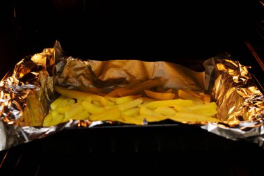 Patatesler fırında, kapta.