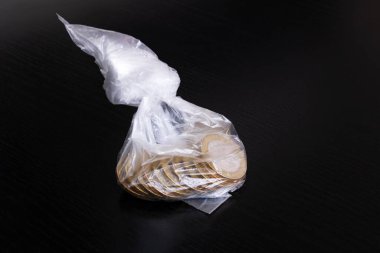 Masanın üzerinde bir torba dolusu bozuk para var. Kapatın.