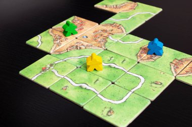 Belarus, Novopolotsk - 19 Kasım 2021: Carcassonne oyun tahtasındaki çipler