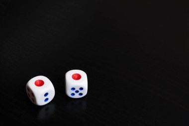 Tahta bir masada küp oynuyorum. Yakın plan, kopyalama alanı.