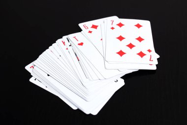 Tahta bir masanın üstünde iskambil destesi. Yaklaş.