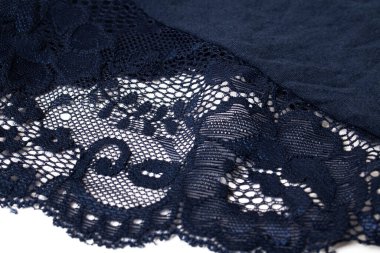 Mavi kumaşta dantelli çiçekler. Yaklaş.