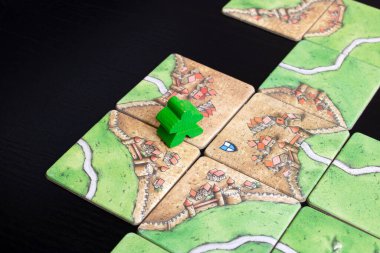 Belarus, Novopolotsk - 19 Kasım 2021: Carcassonne oyun tahtasındaki çipler