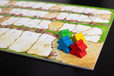Belarus, Novopolotsk - 19 Kasım 2021: Carcassonne oyun tahtasındaki çipler