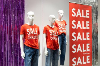 Üzerinde yazı olan tişörtler içinde mankenler.