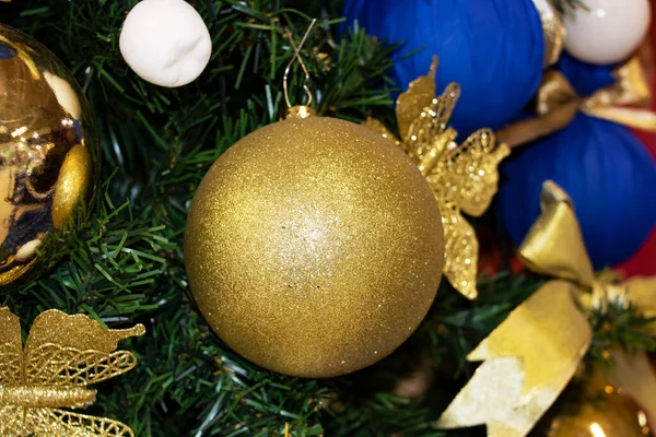 Süslü bir Noel ağacında büyük toplar — Stok fotoğraf