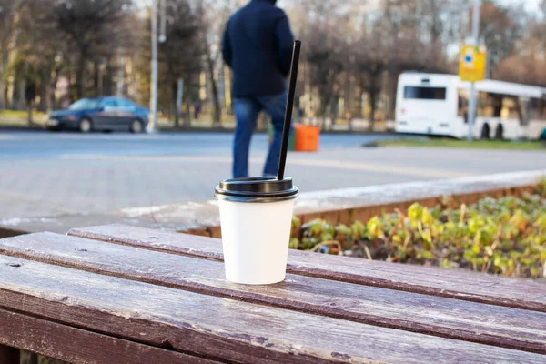 Weiße Plastikbecher Kaffee auf Bank in der Straße — Stockfoto