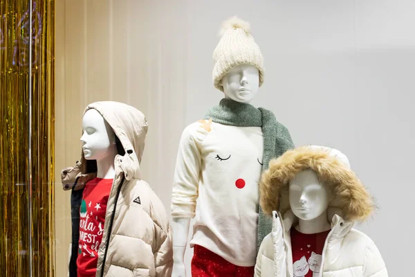 Belarús, Novopolotsk - 19 noviembre, 2021: Maniquíes en ropa de invierno — Foto de Stock