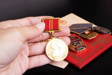Belarus, Novopolotsk - 19 Kasım 2021: SSCB Madalyası ve Lenin 'in resmi