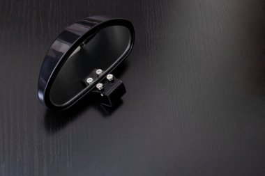 Ahşap arka plandaki araba için küçük bir ayna, kopyalama alanı