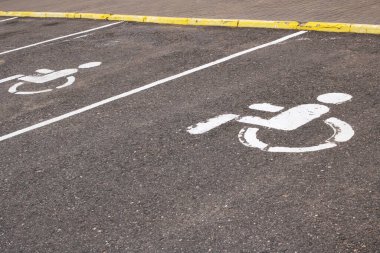 Sadece engelliler için tabelası olan arabaları park etmek