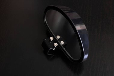 Ahşap arka plandaki araba için küçük bir ayna.