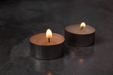 Masanın üzerinde yanan iki mum. Yakın plan.