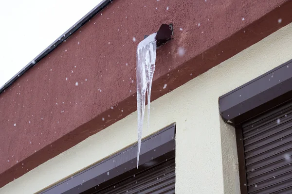 Stor Istapp Hänger Från Taket Huset Nära Håll — Stockfoto