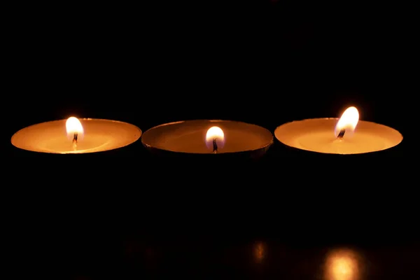 Trei Lumânări Aprinse Masă Închid — Fotografie, imagine de stoc