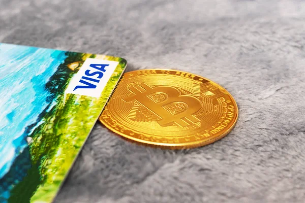 Belarus, Novopolotsk -10 november, 2021: Bitcoin coin and visa card — стокове фото