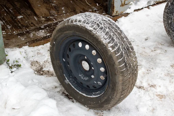 The wheel for the car is on the snow — Zdjęcie stockowe