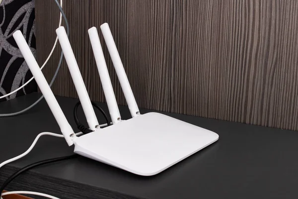Witte modem met antennes op tafel Rechtenvrije Stockfoto's