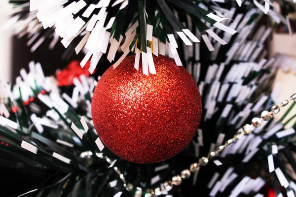 Rode Decoratie Kerstboom Close — Stockfoto
