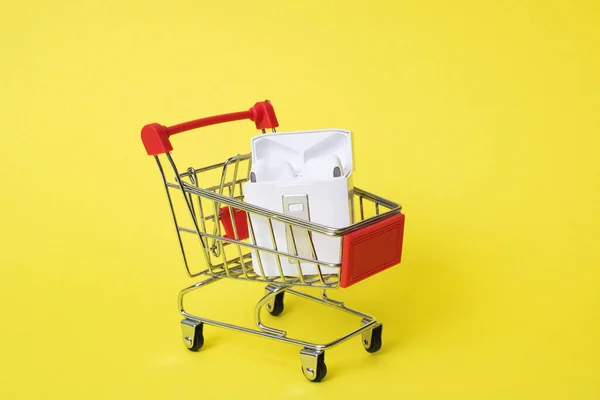 Wireless Headphones Shopping Trolley Yellow Background Close — Stockfoto