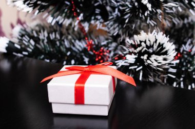Hediyeli beyaz kutu ve noel ağacı. Yaklaş.