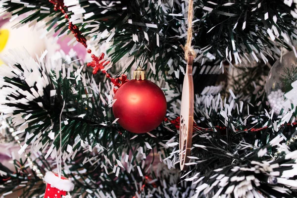 Decoração Vermelha Árvore Natal Perto — Fotografia de Stock