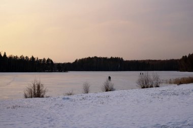 Gün batımında buzun altında karla kaplı göl, doğa.