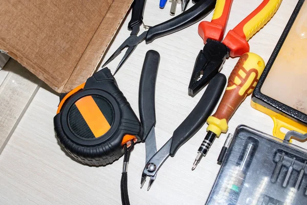 Tools and measuring tape on a wooden table — Stock Photo, Image