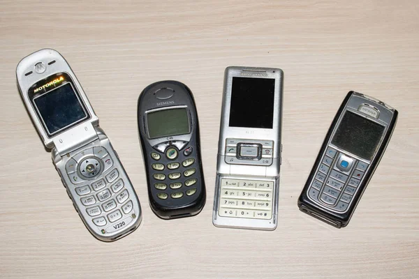 Fehéroroszország Novopolotsk 2022 Január Négy Régi Nyomógombos Telefon Asztalon — Stock Fotó