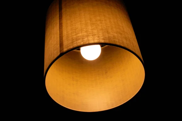 Lâmpada retro amarela no teto no escuro — Fotografia de Stock