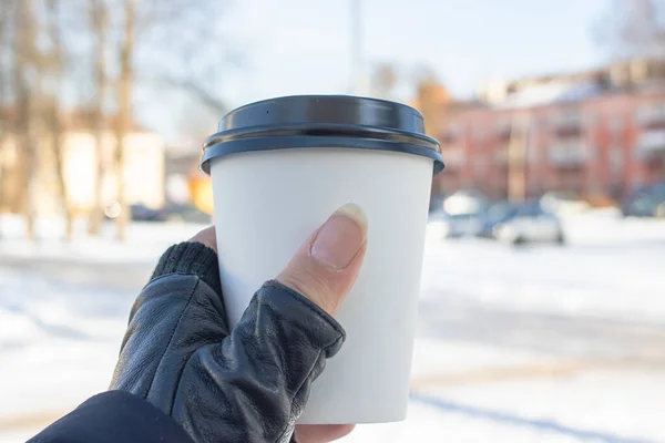 Weißes Plastikglas Mit Kaffee Auf Dem Hintergrund Der Stadt — Stockfoto