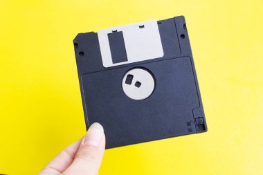 Sarı arkaplandaki disket