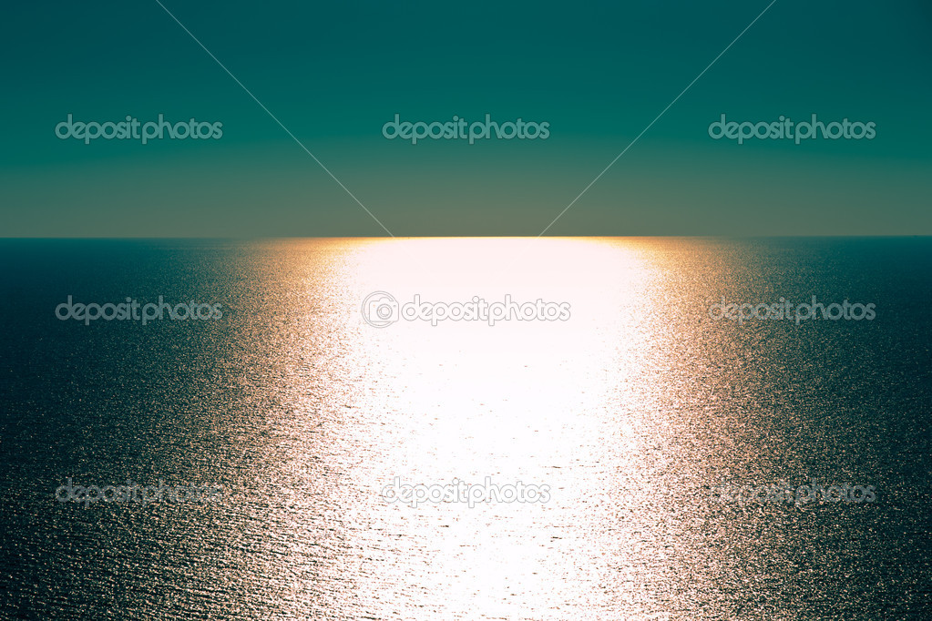 Beautiful empty ocean with a clear horizon