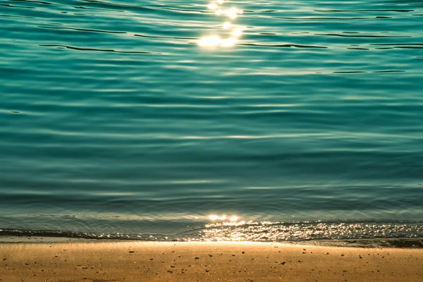 Sanden, havet och solen sken — Stockfoto